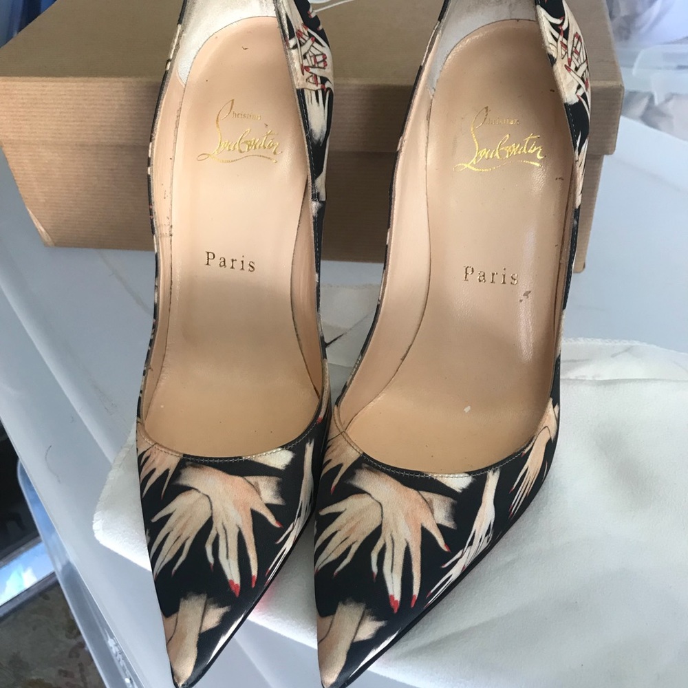 CL Pumps  N⭕️ Trades No⭕️ lowball offers please - Picture 4 of 5